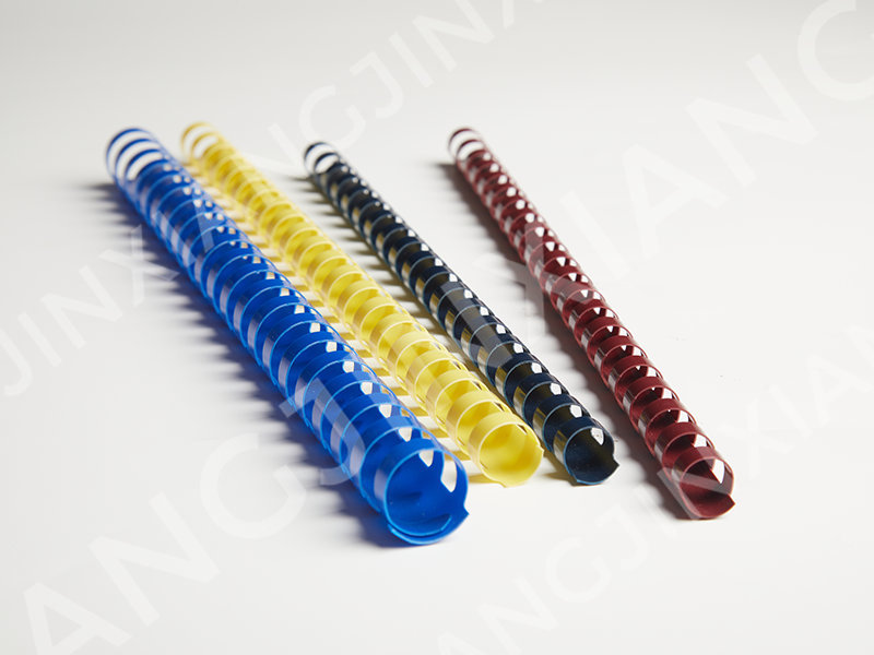How versatile is the plastic binding comb system in terms of handling various types of paper, such as glossy or textured paper?